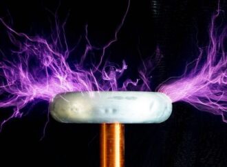 Tesla Coil: extremely powerful wireless electricity producer